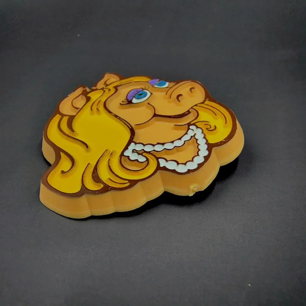 Vintage Muppets Miss Piggy Face Pinback Lapel Pin Brooch Hallmark 1979 Plastic